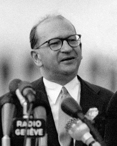 Edgar Faure s'exprimant devant des microphones à Genève en 1955