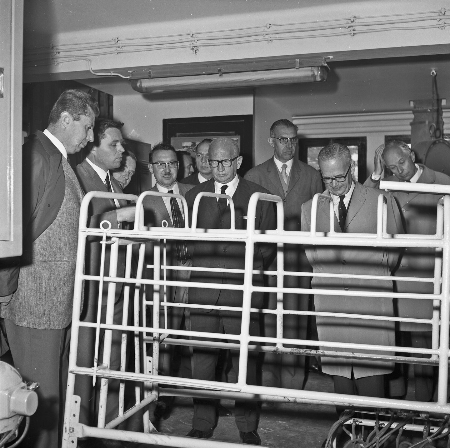 Edgar Faure et plusieurs responsables lors d'une visite du centre de recherche de Jouy-en-Josas en 1966