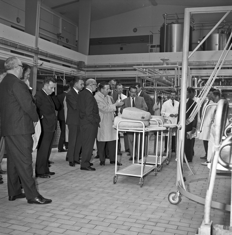 Edgar Faure au cours d'une visite du centre de recherche de Jouy-en-Josas en 1966
